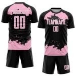 Maglia da calcio nera, frammento di luce astratta rosa-bianca, uniforme, sublimazione artistica personalizzata