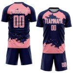 Maglia da calcio personalizzata con stampa a sublimazione, motivo astratto rosa-bianco blu navy, frammento d'arte di medie dimensioni