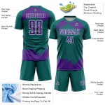 Frammento di uniforme astratta da calcio, maglia da calcio viola-verde acqua e bianca, arte personalizzata